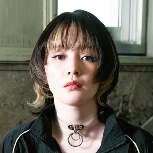 プリシラ プリシラ オール ウィッグ マッシュ ウルフ ミディ 耐熱 ブラックインナーゴールド A-710-TBIG