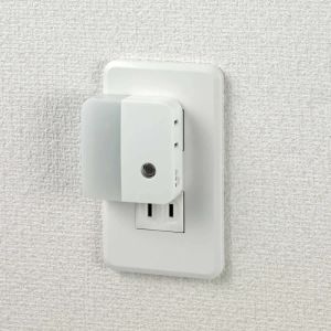 朝日電器 エルパ ELPA エルパ PM-LC201 W LEDセンサー付ライト コンセント差込タイプ サービスコンセント付 明暗センサー ELPA 朝日電器